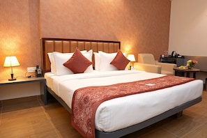 Egyptian cotton sheets, premium bedding, in-room safe, desk