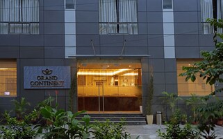 Fachada de la propiedad por la tarde o noche