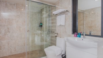 Quarto quádruplo premium, 1 quarto, para não fumantes | Banheiro | Chuveiro, chuveiro com efeito de chuva, produtos de toalete grátis