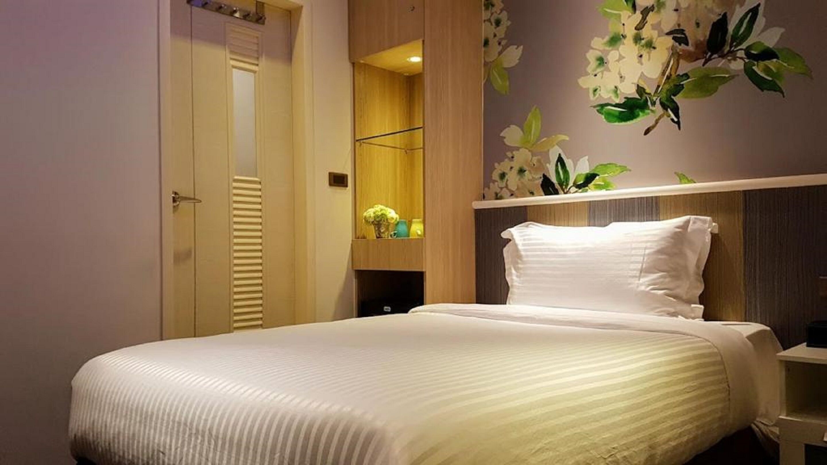 Basic Single Room, 1 Bedroom, Non Smoking | Premium bedding, down comforters, pillowtop beds, free minibar