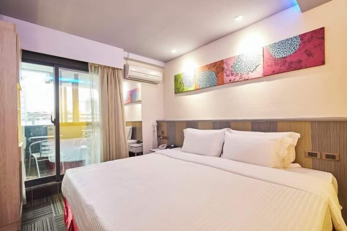 Premium bedding, down comforters, pillowtop beds, minibar (free items)