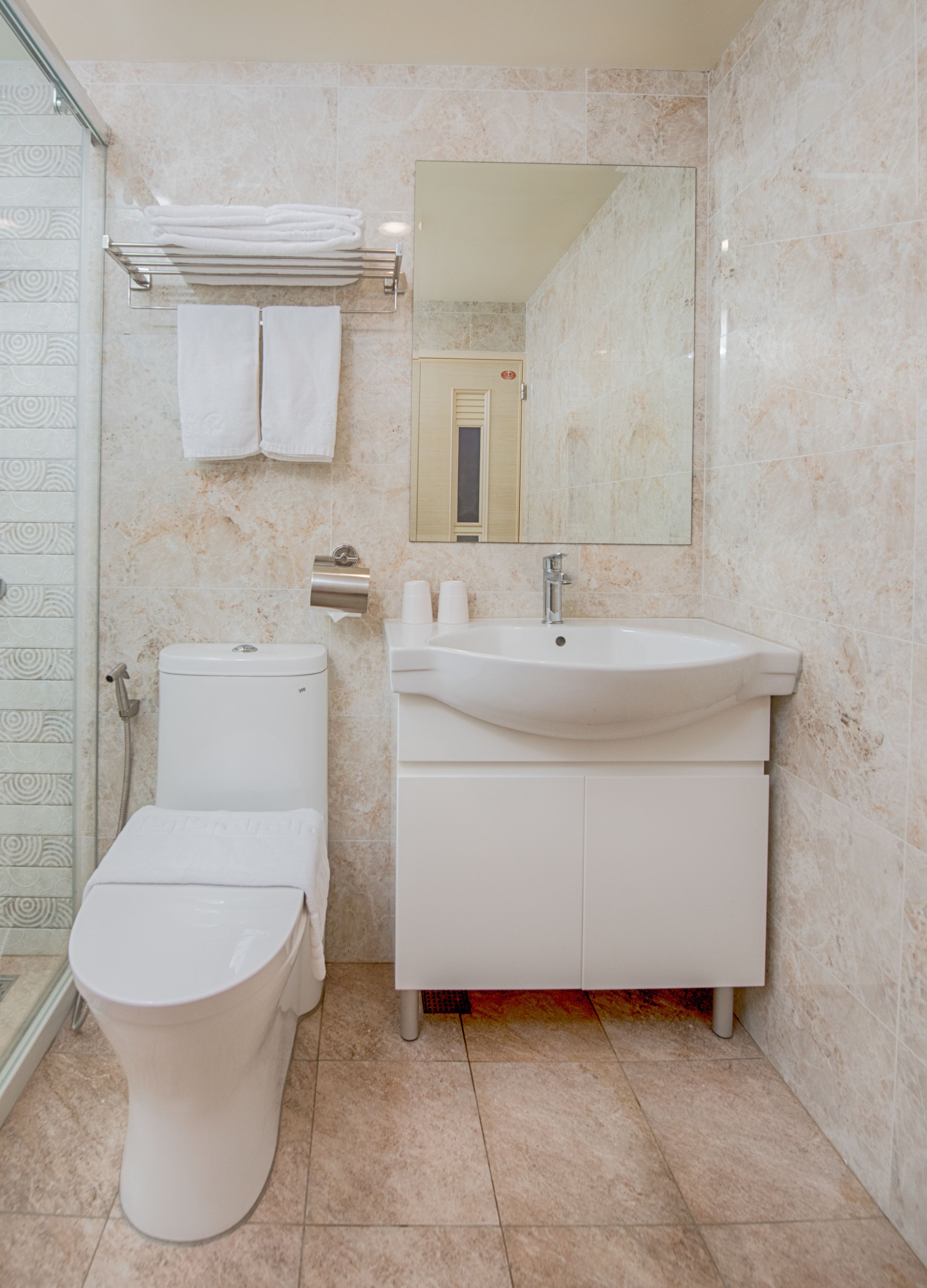 shower, rainfall showerhead, free toiletries, hair dryer