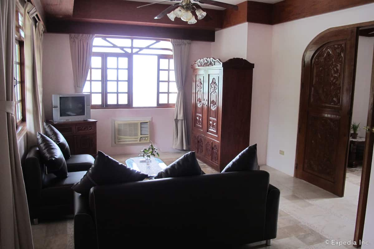 executive suite | minibar, in-room safe, individually furnished, free cots/infant beds