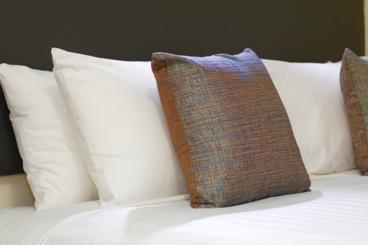 Sängtillbehör av högsta kvalitet, skrivbord och strykjärn/strykbräda