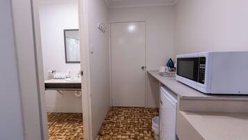 Queen Standard Room | Bathroom | Shower, free toiletries, hair dryer, towels