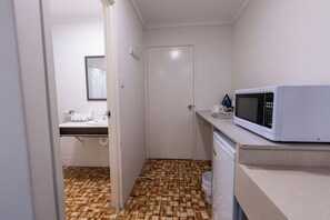 Chambre Double Standard, 1 grand lit | Salle de bain | Douche, articles de toilette gratuits, sĂšche-cheveux