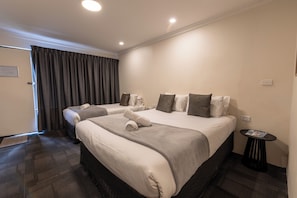 Queen Standard Room | Premium bedding, desk, iron/ironing board, rollaway beds - Hotel Clipper (Rockingham)