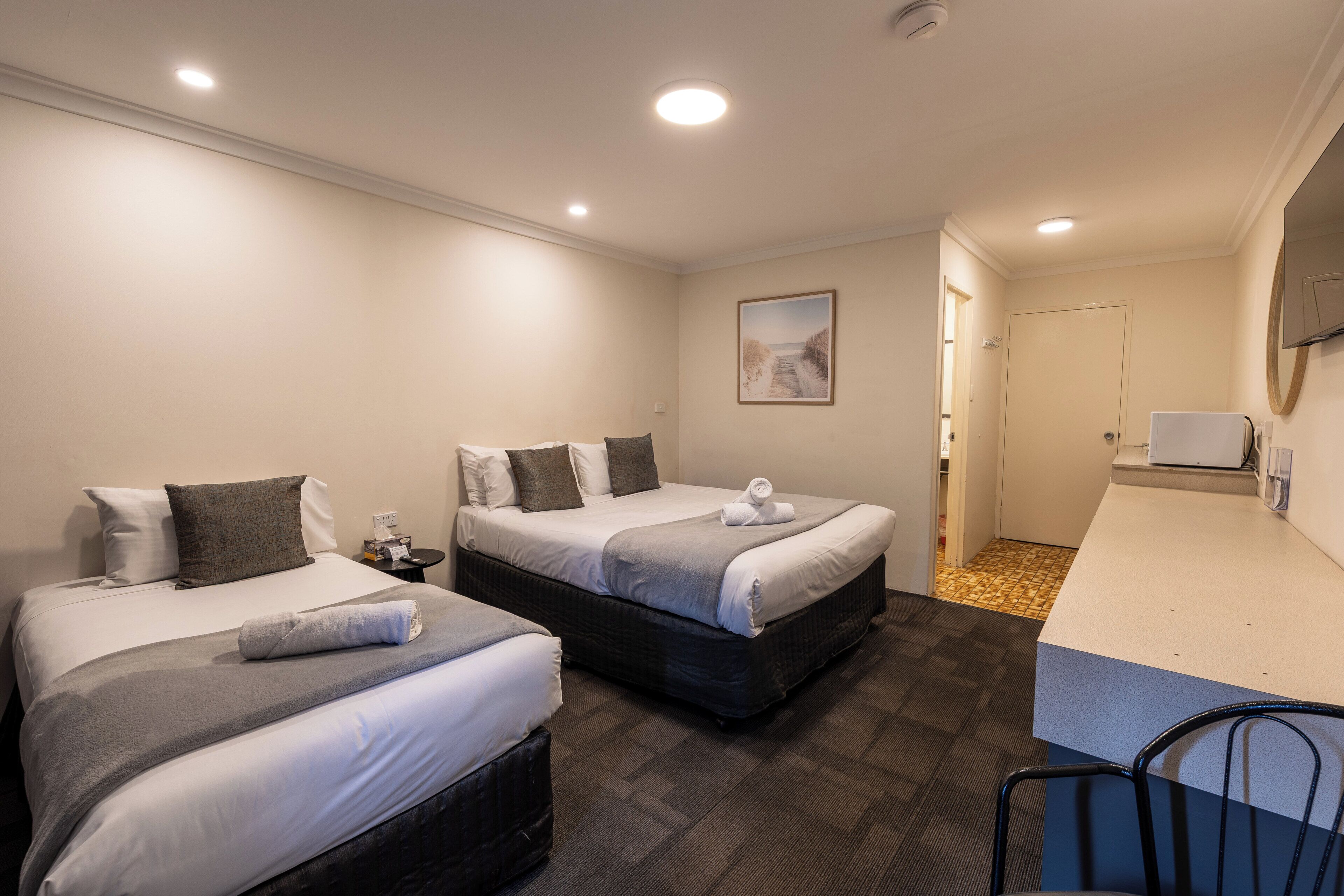 Habitación estándar doble, 1 cama de matrimonio | Ropa de cama de alta calidad, escritorio, tabla de planchar con plancha