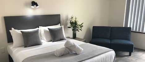 Habitación doble Deluxe, 1 cama Queen size | Ropa de cama de alta calidad y escritorio