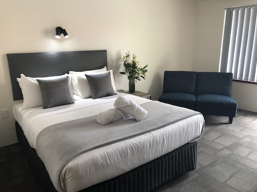 Deluxe Double Room, 1 Queen Bed | Premium bedding, desk, iron/ironing board, rollaway beds