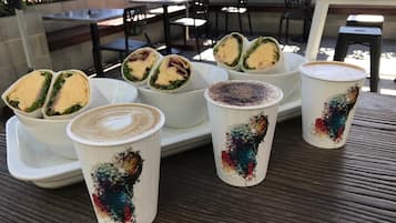 Melayani sarapan, makan siang, makan malam; dengan santap malam alfresco