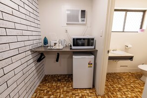 Deluxe Double Room, 1 Queen Bed | Bathroom