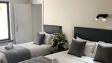 Apartamento, 2 quartos | Roupas de cama premium, escrivaninha, ferros/tábuas de passar roupa