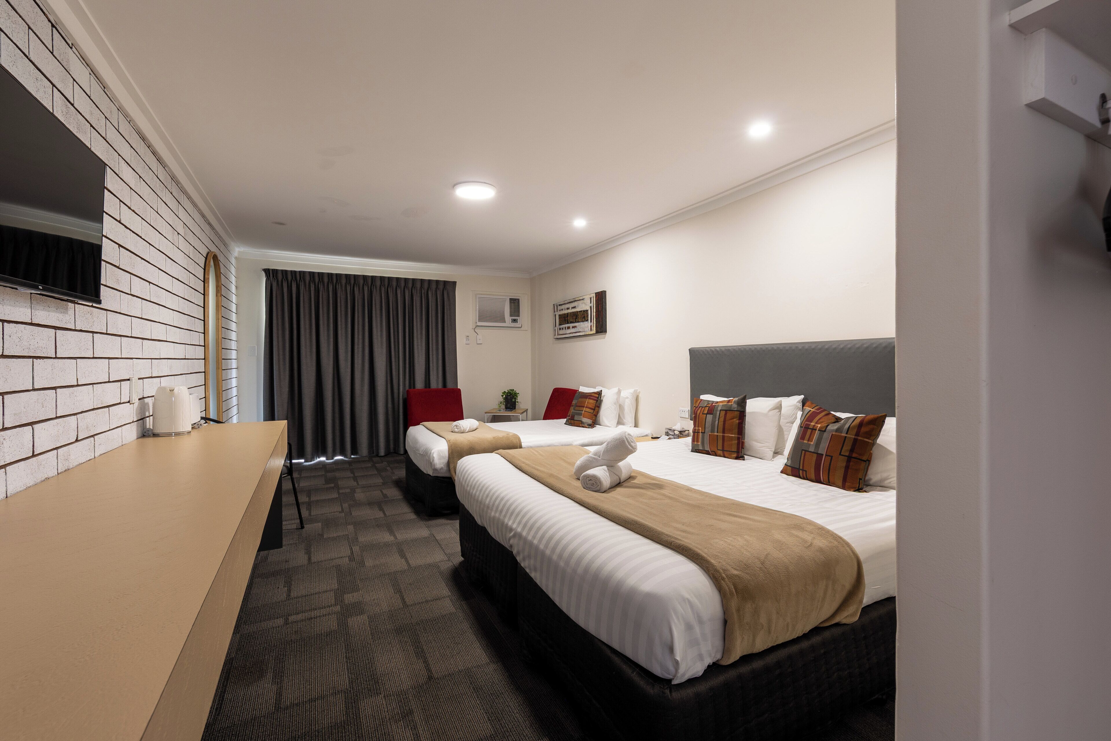 Habitación doble, vistas al parque | Ropa de cama de alta calidad, escritorio, tabla de planchar con plancha