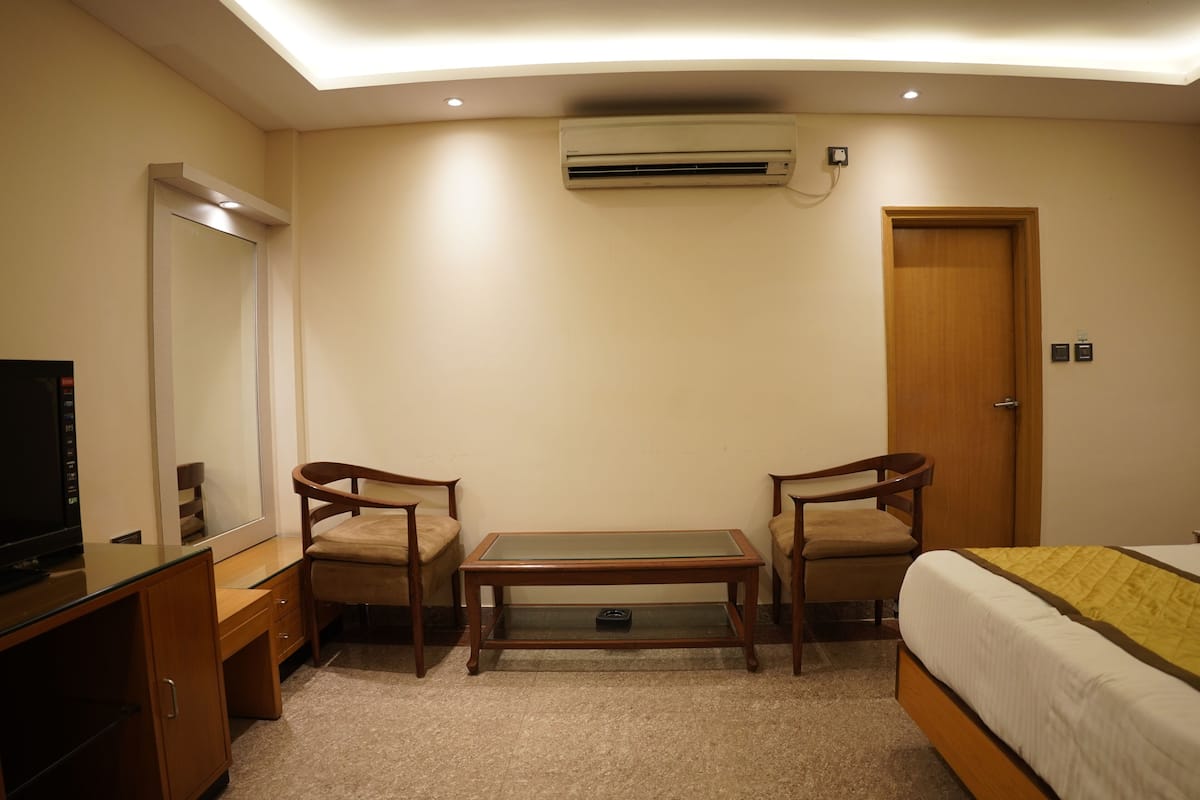 Royal Room | In-room safe, laptop workspace, WiFi (free)