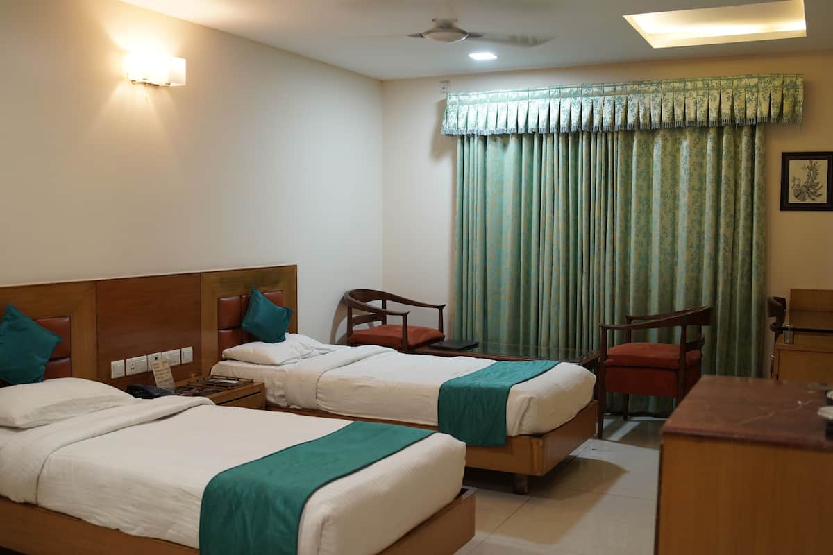 Premium Room | In-room safe, laptop workspace, WiFi (free)