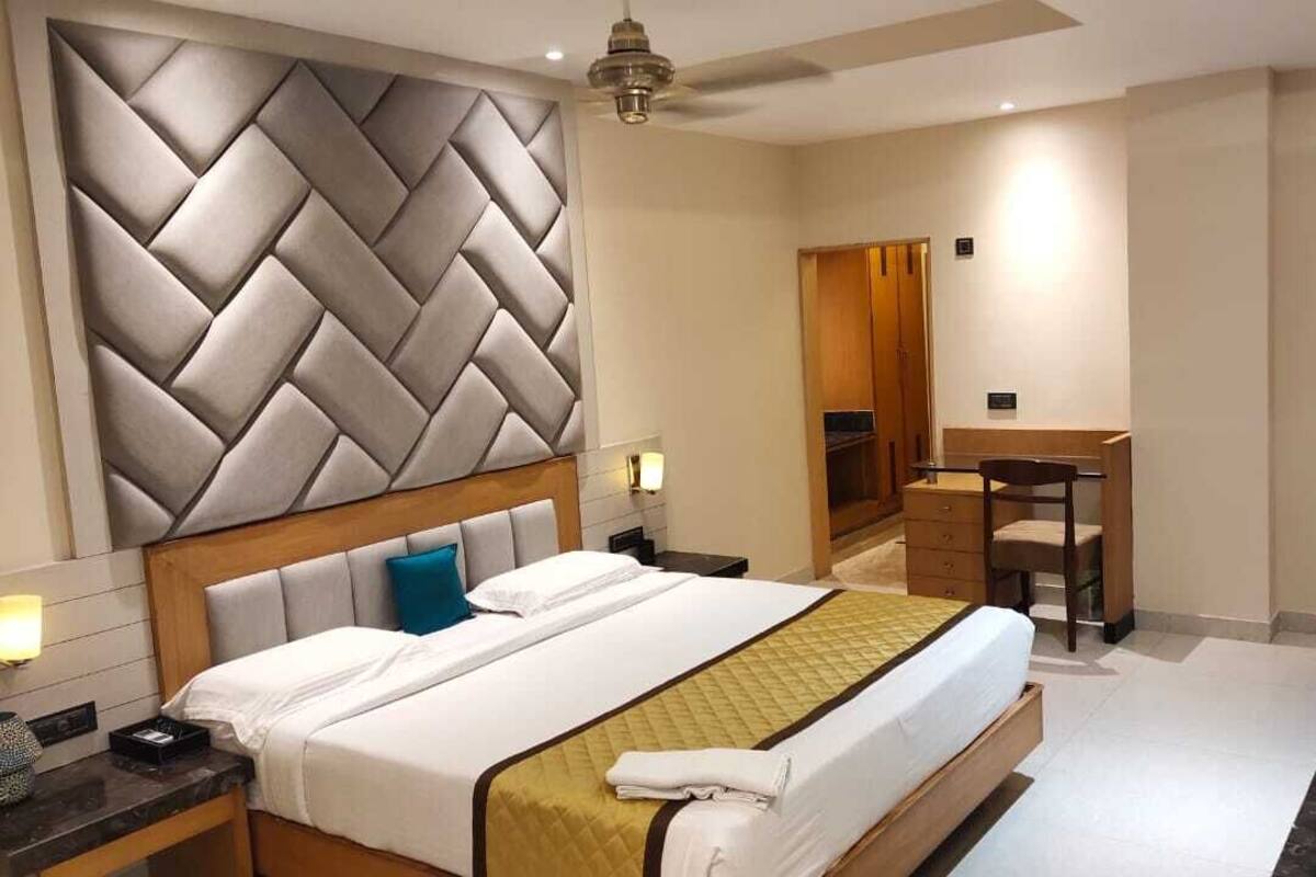 Suite | In-room safe, laptop workspace, WiFi (free)