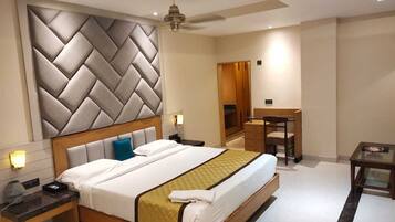 Suite | In-room safe, laptop workspace, free WiFi