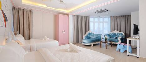 Art Suite Deluxe | Desk, WiFi (free), individually decorated, individually furnished