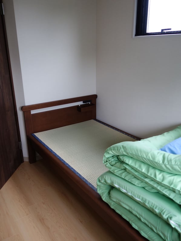 Habitación individual económica | Insonorización, wifi gratis y ropa de cama 