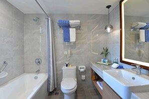 Separate bathtub and shower, free toiletries, hair dryer, bathrobes - Ming Wah Apartment Shenzhen (Shenzhen)