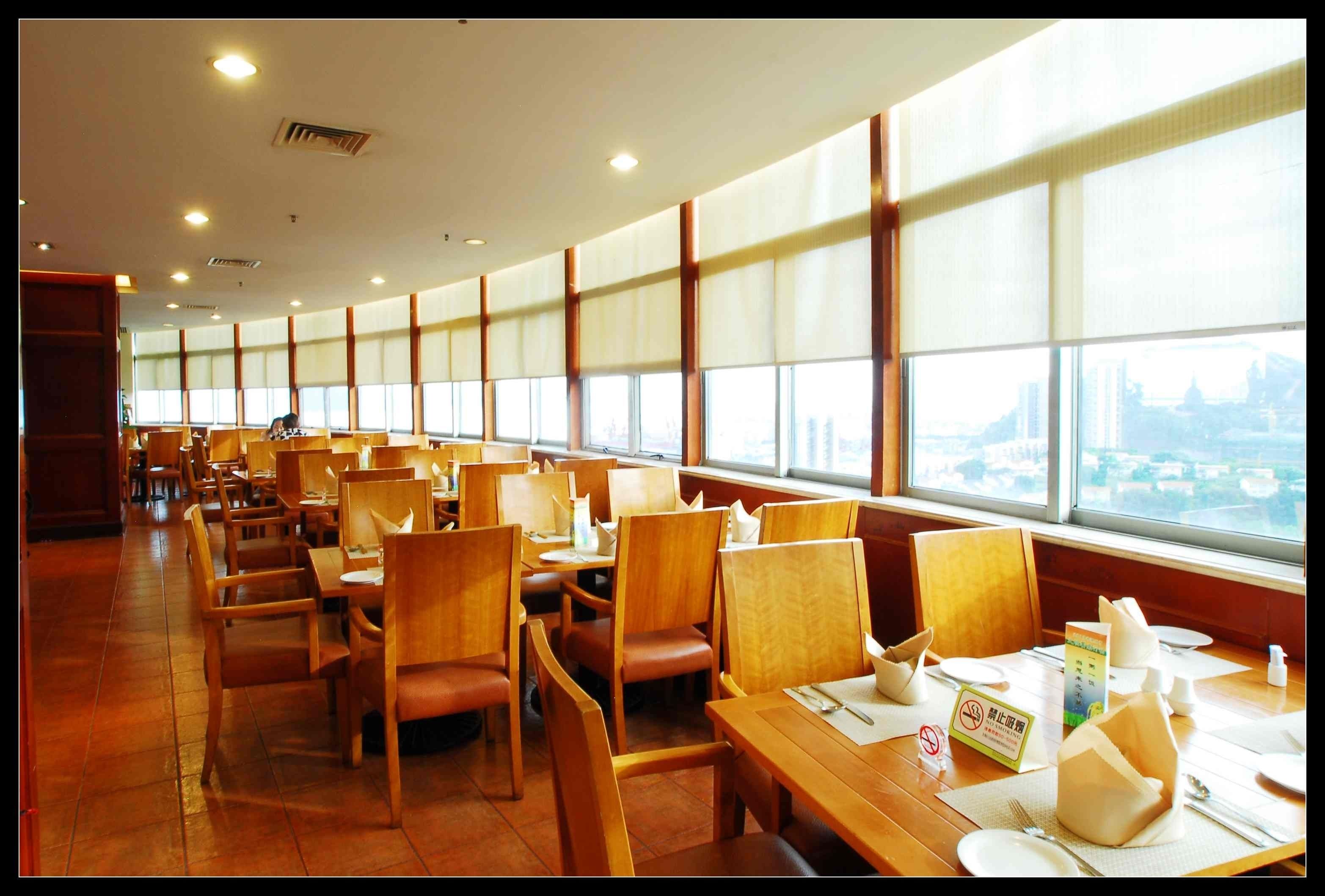 3 restoran, makan tengah hari, makan malam dihidangkan; masakan China