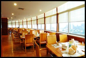 3 間餐廳；供應午餐、晚餐；中國菜