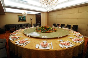 3 restaurants; lunch and dinner served  - Ming Wah Apartment Shenzhen (Shenzhen)