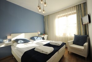 Habitación doble, vista a la ciudad (Seewirt) | Caja de seguridad en la habitación, cortinas blackout y cunas 