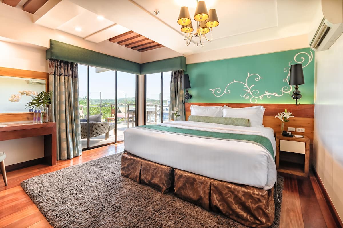 In-room safe, desk, iron/ironing board, free WiFi