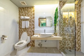 Suite ejecutiva | Baño | Regadera, amenidades de baño gratuitas, secadora de cabello, pantuflas