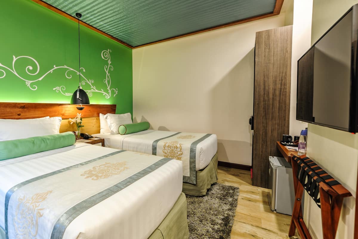 Chambre Standard avec lits jumeaux | Coffres-forts dans les chambres, bureau, fer et planche Ă repasser