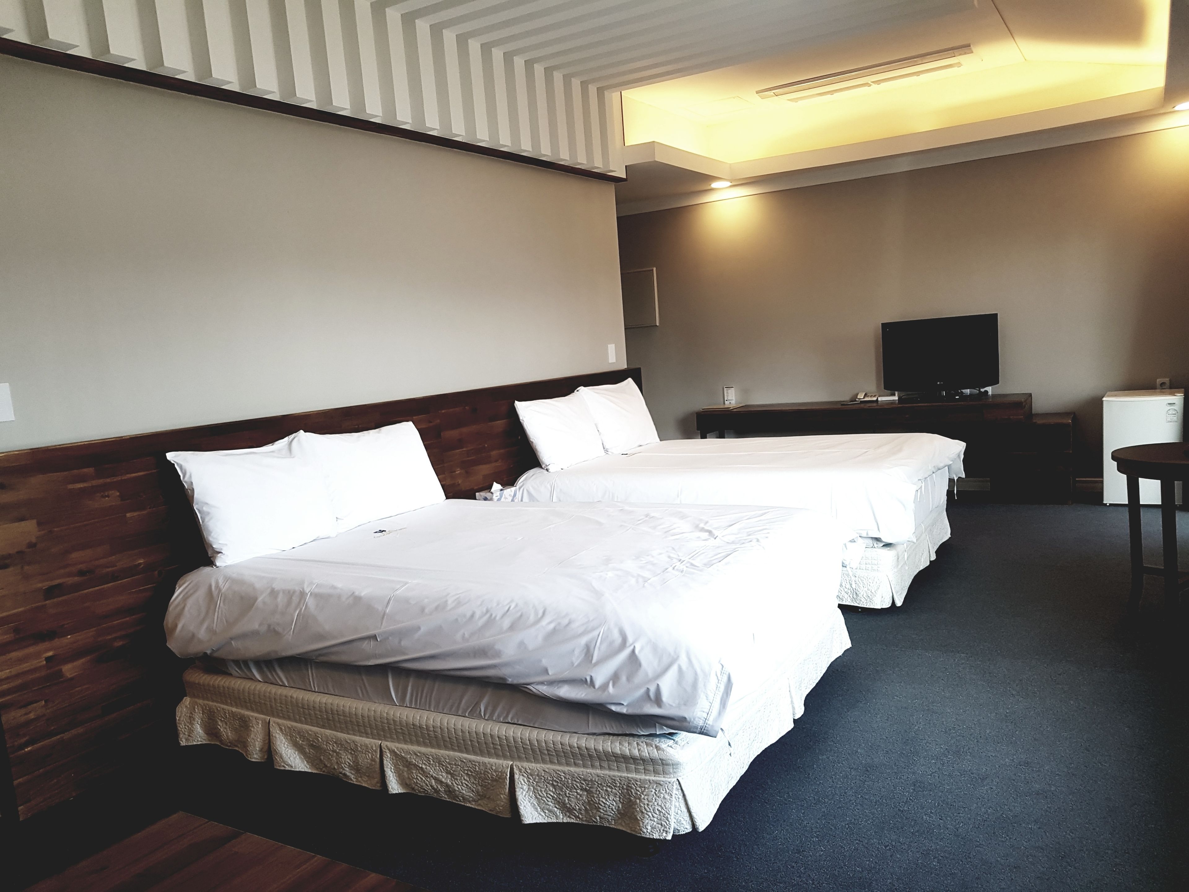 suite | blackout curtains, soundproofing, free wifi, bed sheets