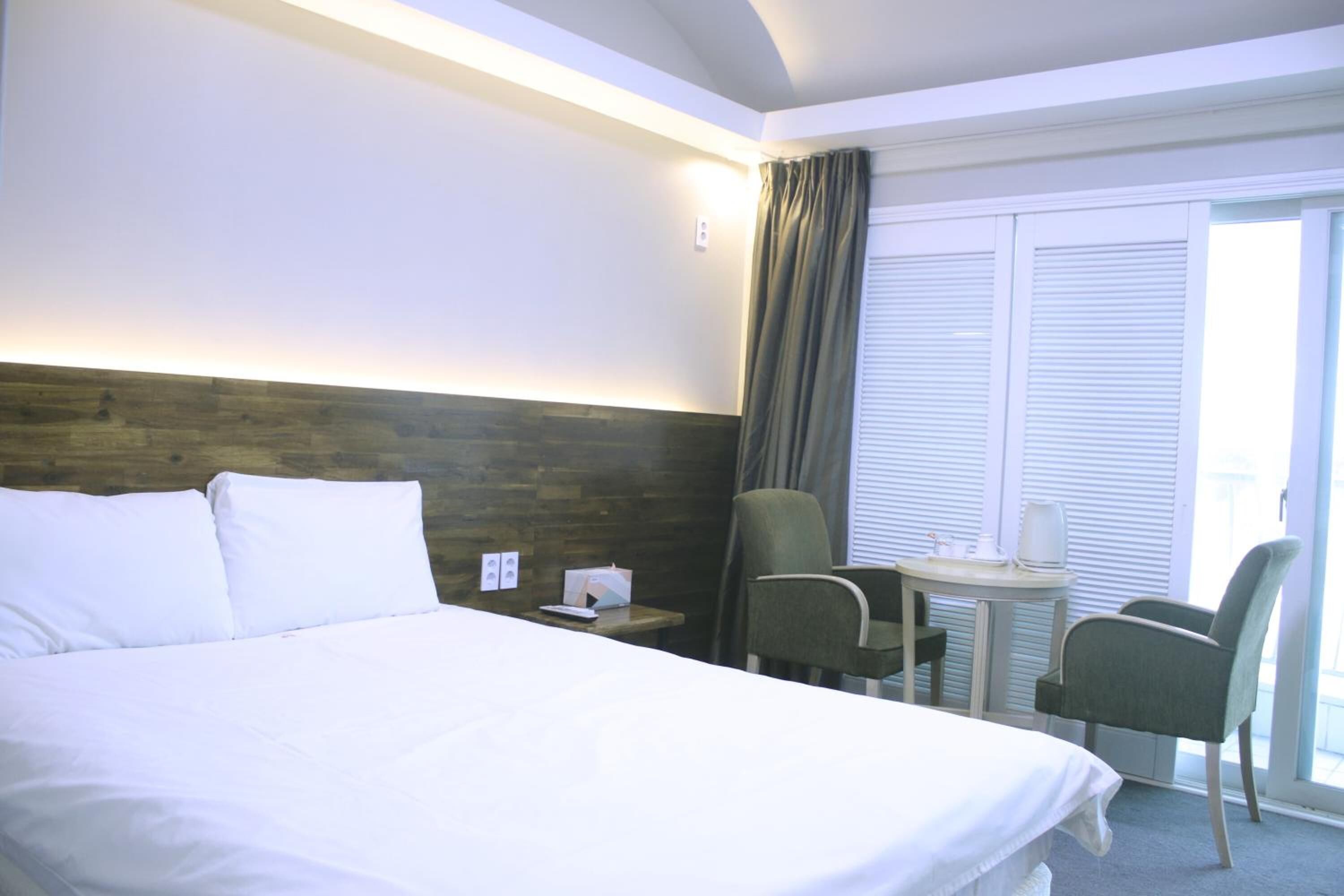 blackout curtains, soundproofing, free wifi, bed sheets