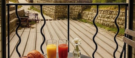 Chambre Familiale | Bureau, fer et planche à repasser, Wi-Fi gratuit, draps fournis