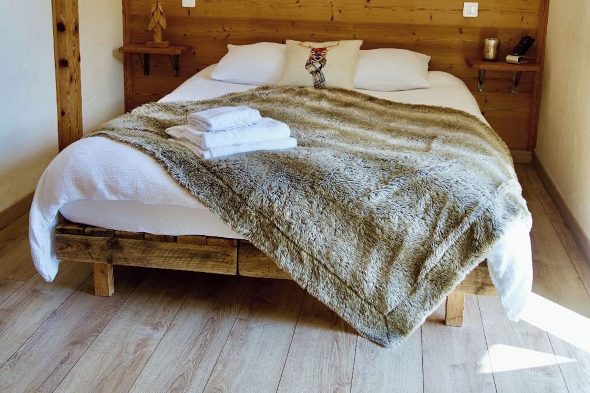 Habitación familiar | Escritorio, tabla de planchar con plancha, wifi gratis y ropa de cama