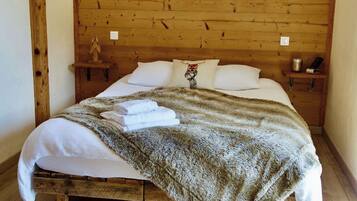 Family Room | Desk, iron/ironing board, free WiFi, bed sheets