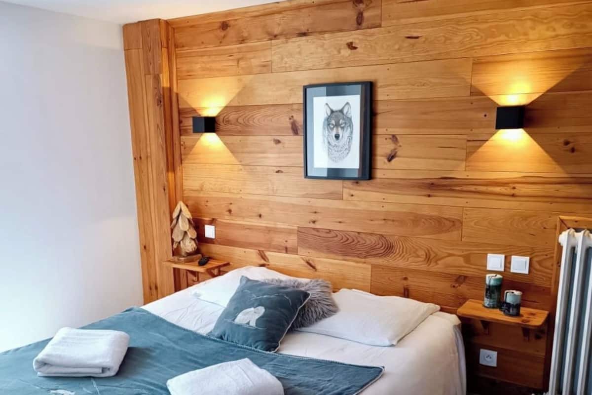Habitación familiar | Escritorio, tabla de planchar con plancha, wifi gratis y ropa de cama