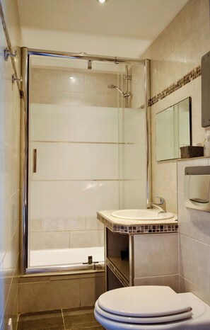 Family Room | Bathroom | Shower, free toiletries, hair dryer, towels