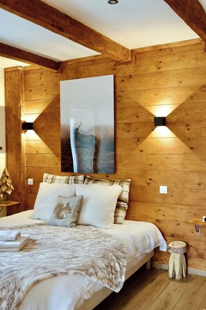 Family Room | Desk, iron/ironing board, free WiFi, bed sheets