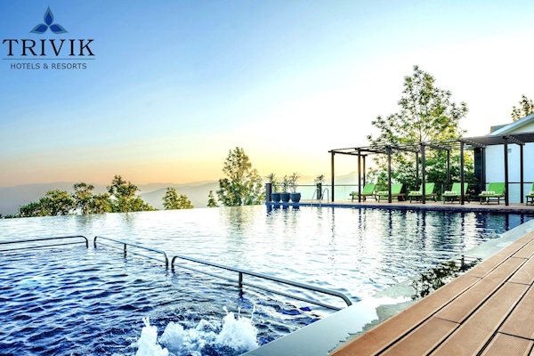 Outdoor pool, an infinity pool