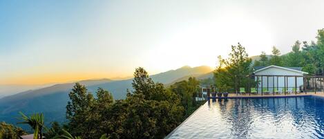 Piscine extérieure, piscine à débordement