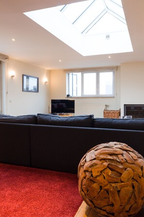 Deluxe Apartment, 3 Bedrooms, 2 Bathrooms | Living area | Flat-screen TV - Grand-Place Lombard Penthouse (Brussels)