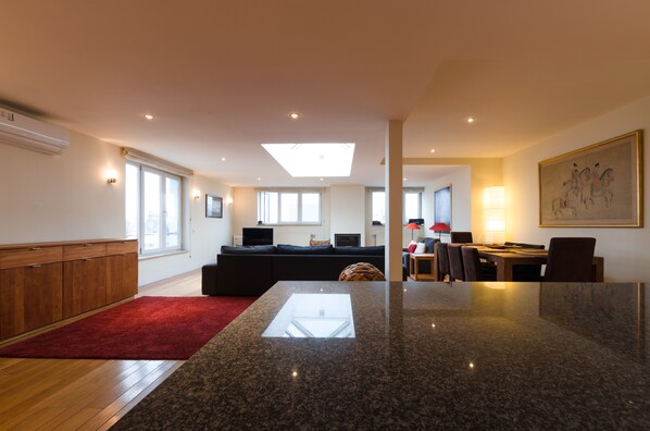 Deluxe Apartment, 3 Bedrooms, 2 Bathrooms | Living area | Flat-screen TV - Grand-Place Lombard Penthouse (Brussels)