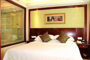 Escritorio, cortinas blackout y wifi gratis