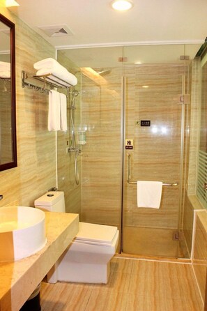 ฝักบัว, ของใช้ในห้องน้ำฟรี, ไดร์เป่าผม, รองเท้าสวมภายในห้อง