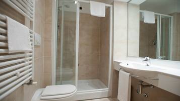 Suite Junior, 1 camera da letto, cucina | Bagno | Doccia, set di cortesia gratuito, asciugacapelli, bidet