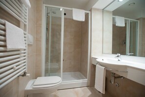 Junior Suite, 1 Bedroom, Kitchen | Bathroom | Shower, free toiletries, hair dryer, bidet