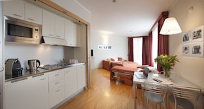 Suite, terrassa | Cuina privada | Frigorífic gran, microones, placa de cuina i cafetera exprés