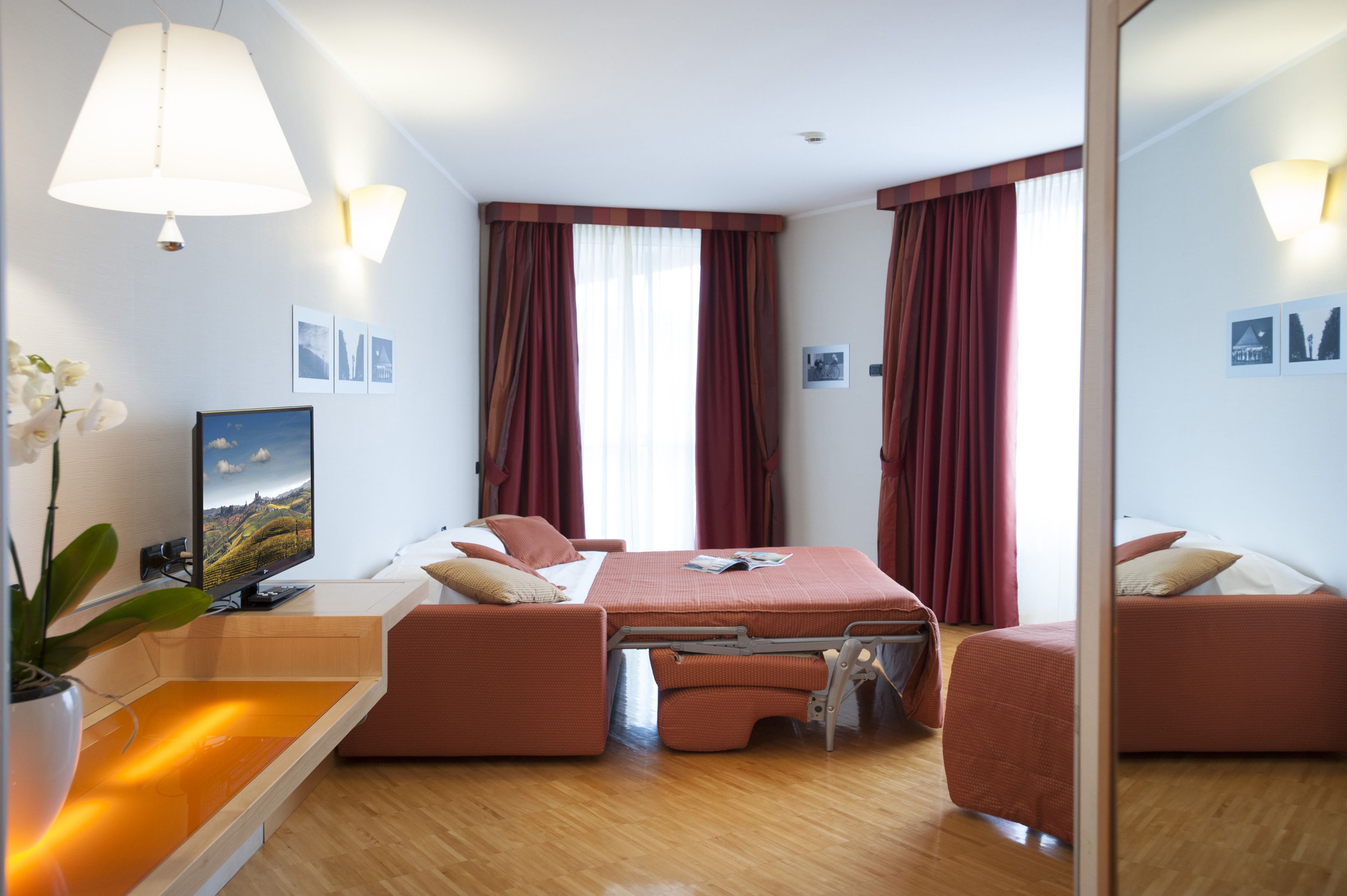 套房, 露台 | 意大利 Frette 床单、高档床上用品、办公桌、遮光窗帘